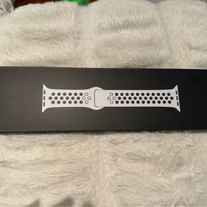 NEW Pure Platinum/Black Nike Apple Sport Band - Stainless Steel Pin - 44 MM